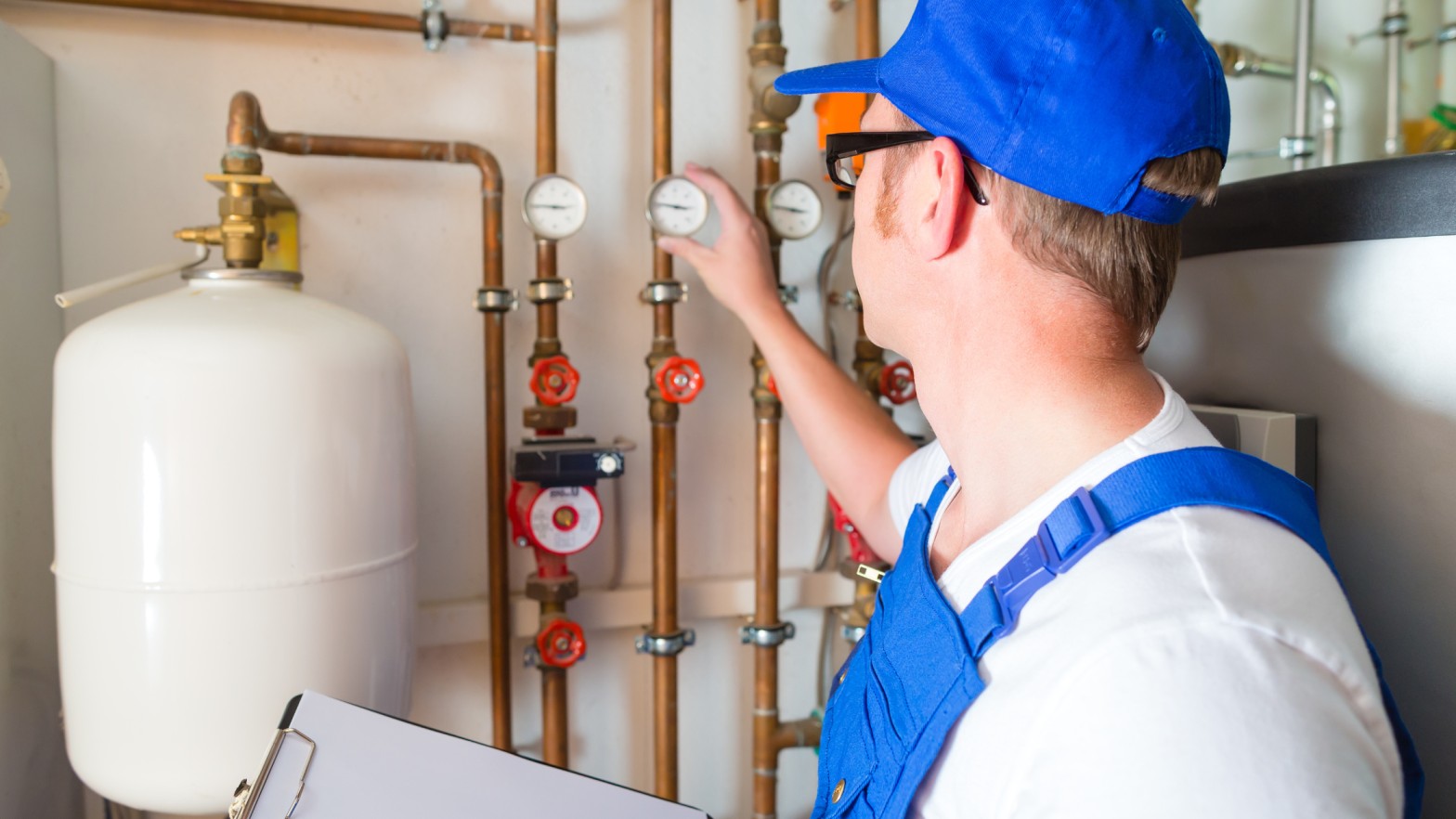  What are the main differences between plumbers and heating engineers?
